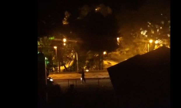 Onlarla oğru şəhər bankını talan edib, pulları küçələrə səpdi - VİDEO