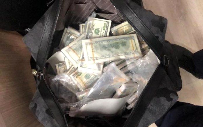 Nazir 5 çamadan dollarla təslim oldu - FOTO