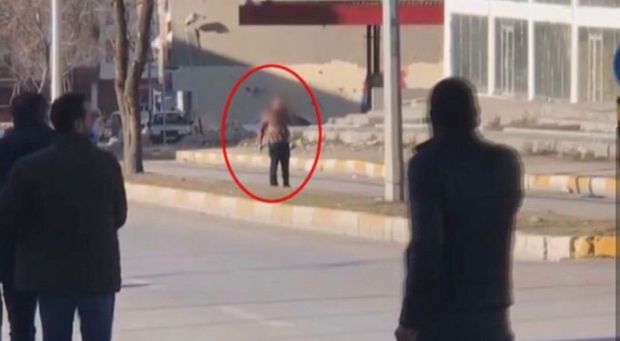 Polis üç qadının qətlində şübhəli bilinən şəxsi güllələyərək dayandırdı