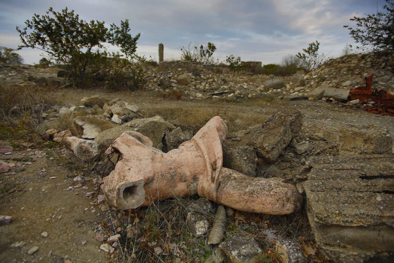 Известный фотограф рассказал о судьбе статуи перед Агдамским театром - ФОТО