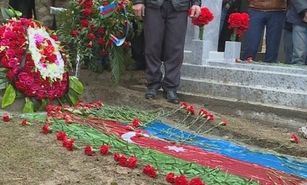 Sevdiyi qızın şəhidin məzarı üstündə yazdığı sözlər hər kəsi GÖZ YAŞINA BOĞDU - FOTO