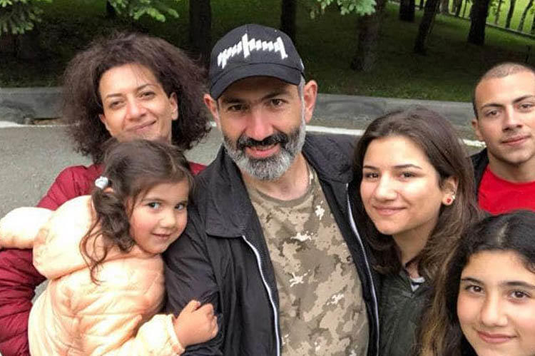 Paşinyan qızlarını Kanadaya qaçırdıb