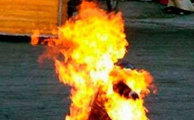 В Баку молодой мужчина поджег себя