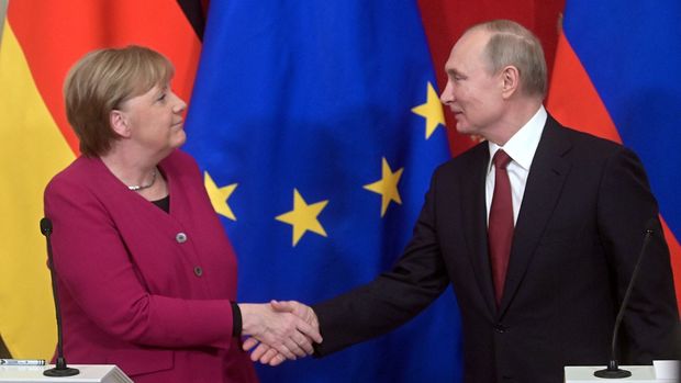 Putin və Merkel Qarabağdakı vəziyyəti müzakirə etdilər
