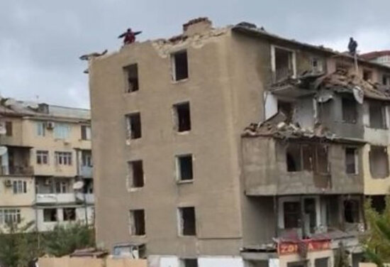 Bakıda bina söküntüsündən dəhşətli görüntülər - VİDEO