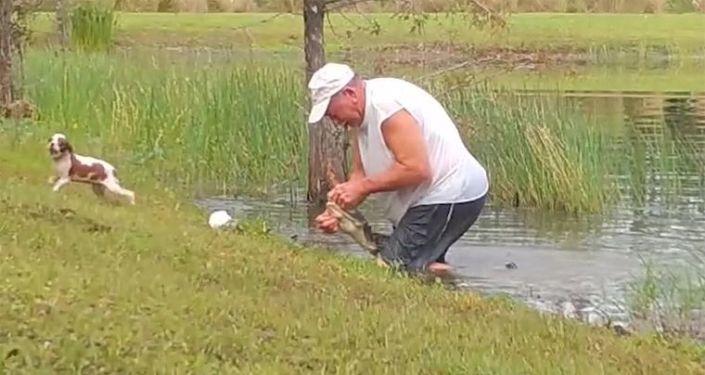 İtini yalın əlləri ilə timsahın ağzından xilas edən kişi – video