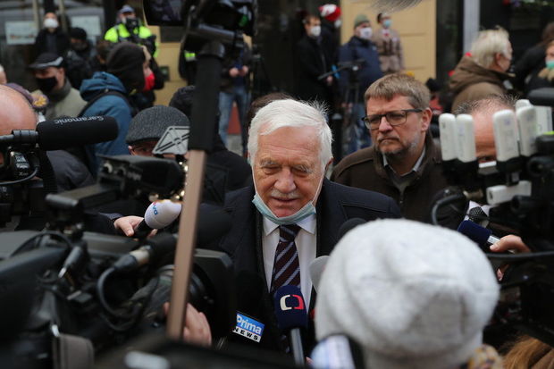 Çexiyanın keçmiş prezidenti maskanı səhv taxdığı üçün cərimələnib - FOTO