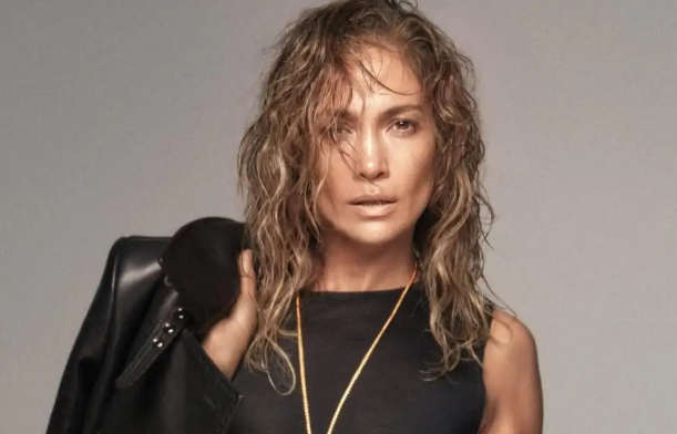 51 yaşlı Cennifer Lopez makiyajsız halıyla QORXUTDU - FOTO