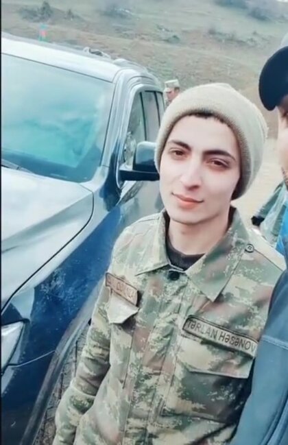 Döyüş yoldaşlarını qorumaq üçün özünü qumbaranın üstünə atdı -VİDEO