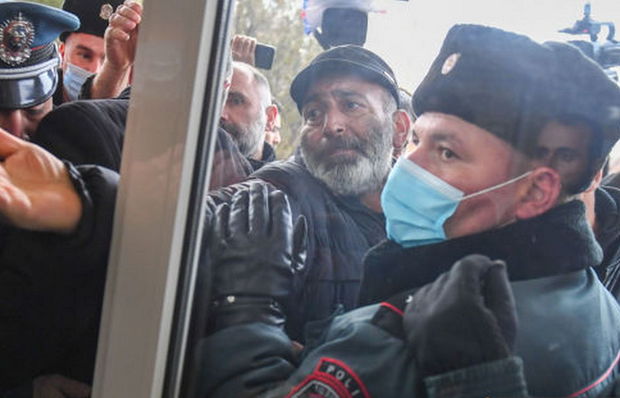 İtkin düşmüş hərbçilərin valideynləri Eçmiədzində etiraz aksiyası keçirirlər