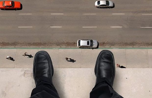 Bakıda 63 yaşlı kişi özünü binadan ataraq intihar etdi