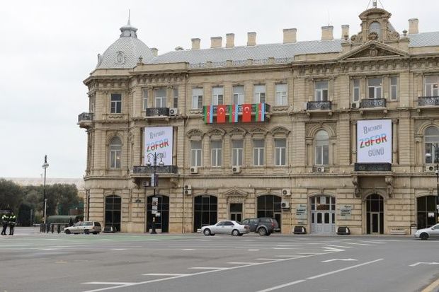 Türkiyə və Azərbaycan bayraqları ilə bəzənmiş Bakı küçələri - FOTO