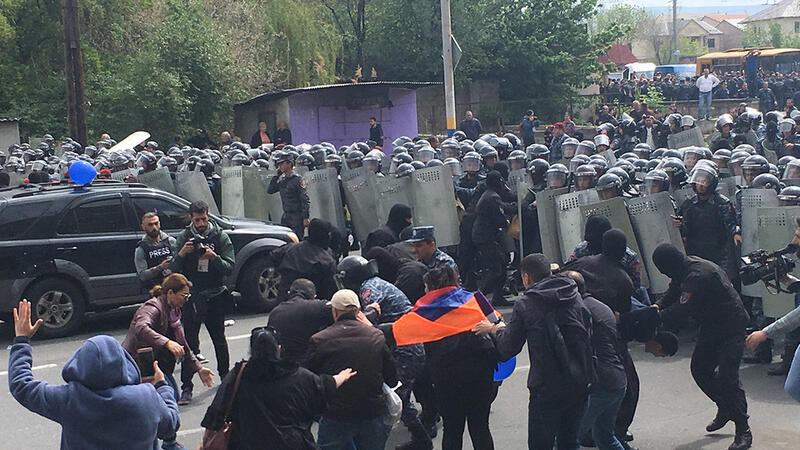 Ermənistanda DƏHŞƏT YAŞANIR: ölkədəki qarşıdurma vətəndaş müharibəsinə çevirildi - ŞOK VİDEO