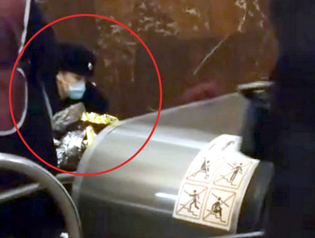 Moskva metrosunda qadın polislərin köməyi ilə uşaq dünyaya gətirdi - VİDEO