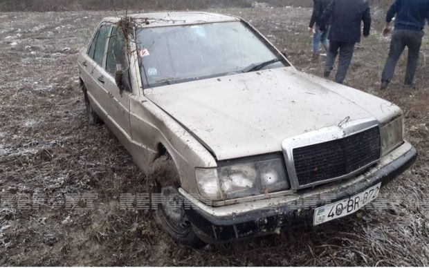 Azərbaycanda maşın körpüdən aşdı, sürücü hadisə yerindən qaçdı - FOTO