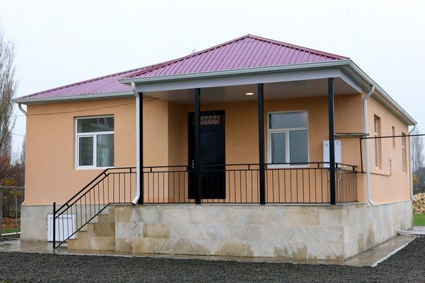 Daha 35 şəhid ailəsi və Qarabağ müharibəsi əlilinə ev verildi