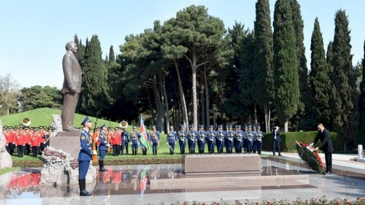 Prezident ulu öndər Heydər Əliyevin məzarını ziyarət edib