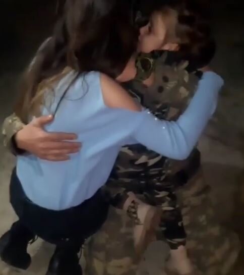 Əsgərimizin ailəsi ilə GÖRÜŞ ANI hər kəsi GÖZYAŞLARINA boğdu- VİDEO