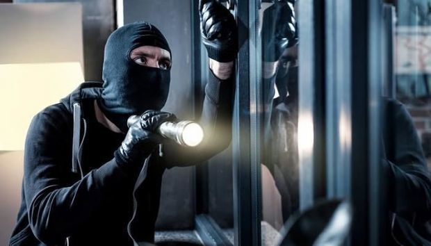 В Гяндже из торгового центра украли одежду на 10 тыс. манатов