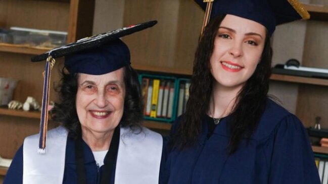 İlk dərsdən 57 il sonra nəvəi ilə birgə universiteti bitirdi - 75 YAŞINDA - FOTO