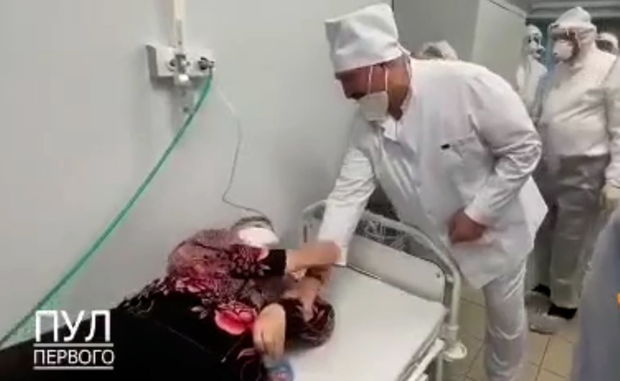 Belarusiyalı qadın prezidentin əlindən su içdiyini anlamadı - VİDEO