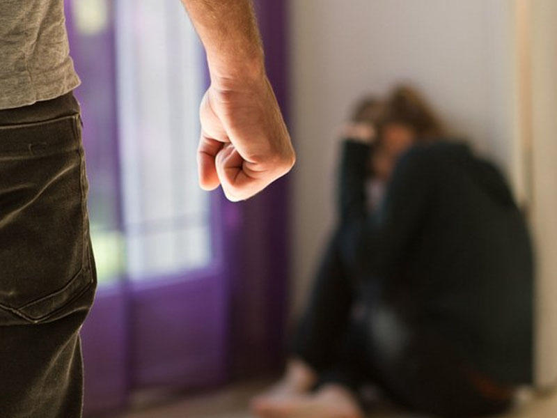 İşdən gələn kişi qapıda qaldığı üçün arvadına dəhşət yaşatdı - Təfərrüat