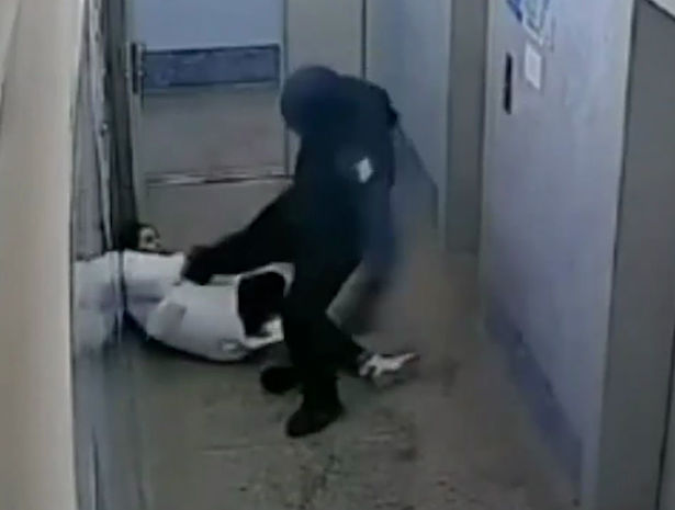 Tanımadığı qızı qəddarcasına döydü - VİDEO