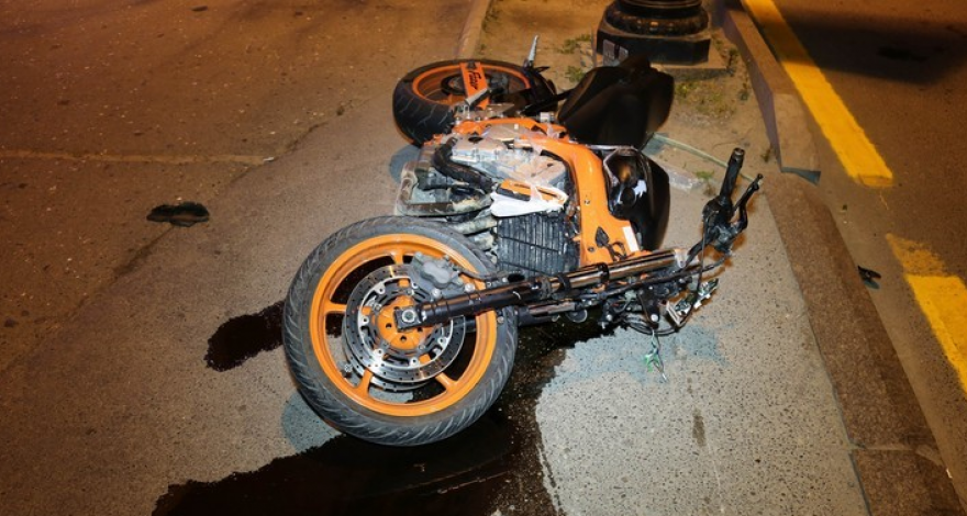 В столице мотоцикл столкнулся с автомобилем