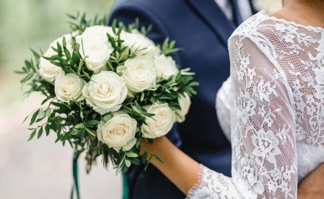 Məşhur müğənninin bacısının karantində TOYU OLDU - Polis BASQIN ETDİ - FOTO