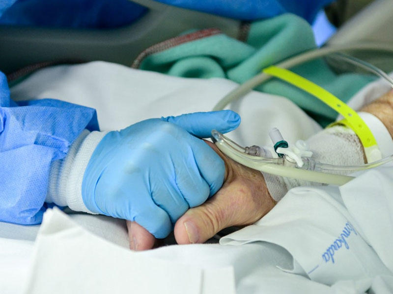 Nəfəs aparatından eyni vaxtda ayrıldılar - Müəllim cütlük əl-ələ dünyadan köçdü - FOTO