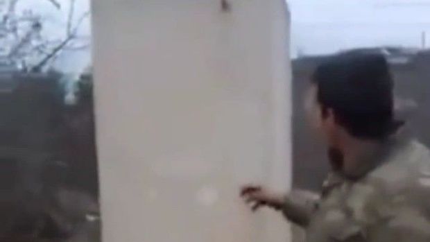 Hərbçilərimiz Şuşada iki ədibimizin məzarını tapdılar - VİDEO