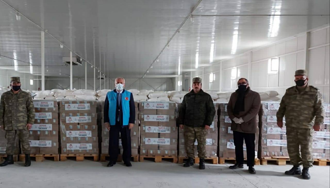 “Tək Millət, Tək Ürək” Humanitar Platforması çərçivəsində 2.500 ədəd yataq örtük dəsti və 100 000 ədəd 200 ml-lik Təbii Süd Müdafiə Nazirliyinə təqdim edildi