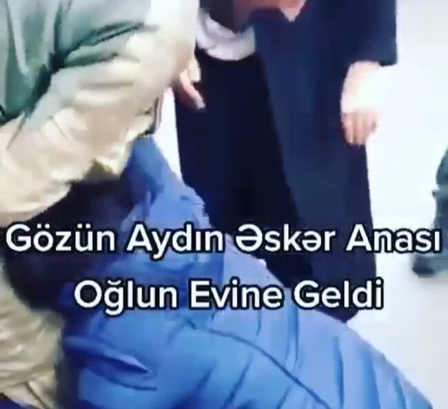 Cəbhədən qayıdan əsgəri qarşılayan anasının bu hərəkəti ÜRƏK DAĞLADI- VİDEO