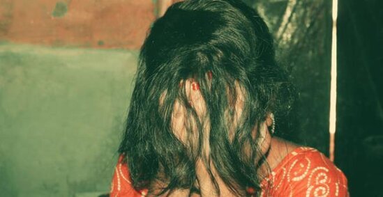 Qumarda uduzulan qadına KÜTLƏVİ TƏCAVÜZ OLUNDU