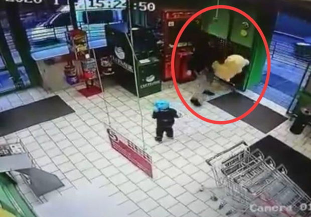 Övladına Milad hədiyyəsi vermək üçün oyuncaq avtomatını qırdı – VİDEO