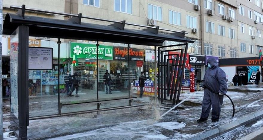 На улицах Баку проводится дезинфекция