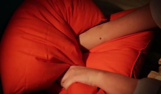 Xəstəxanada dəhşətli hadisə: Ruhi xəstə yanında yatan qadını boğaraq öldürdü