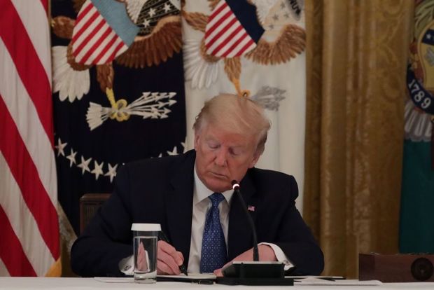 Трамп продлил финансирование правительства США на сутки