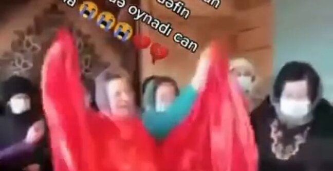 ŞƏHİD anasının NİŞANLI oğlunun dəfnində RƏQS etməsi ÜRƏK DAĞLADI- VİDEO