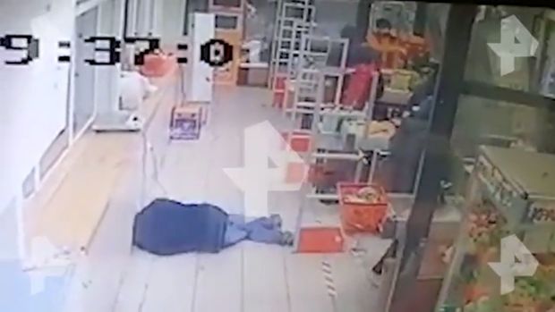 Mağazanın kassa bölməsində baş verən mübahisə ölümlə nəticələndi - VİDEO