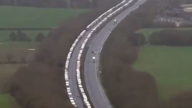 COVID-19-un yeni növü kilometrlərlə uzanan tıxaca səbəb oldu - VİDEO