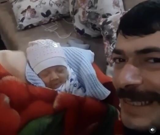 Yeni doğulan körpəsini İLK DƏFƏ görən hərbçinin REAKSİYASI- VİDEO