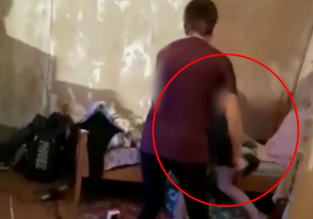 Sərxoş ana azyaşlı oğlunu döyə-döyə öldürmək istədi - VİDEO