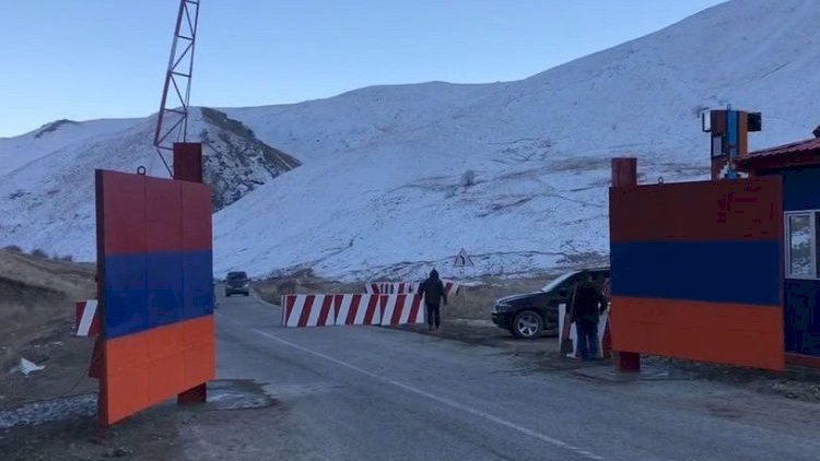 Kəlbəcərin çıxışına qoyulan qapı bayrağımızın rənglərinə boyandı — FOTO