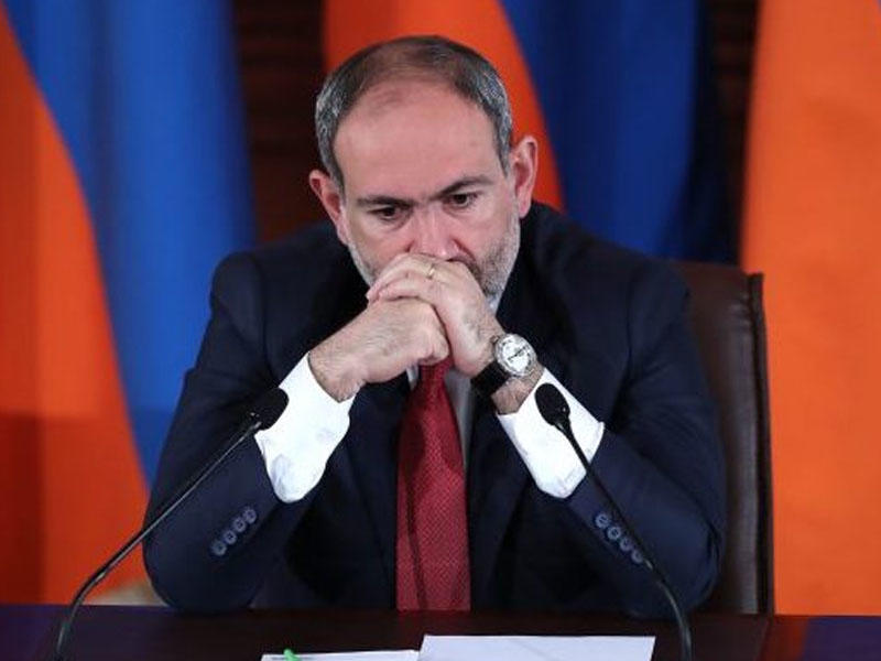 Paşinyanın qapısına qum tökdülər - VİDEO