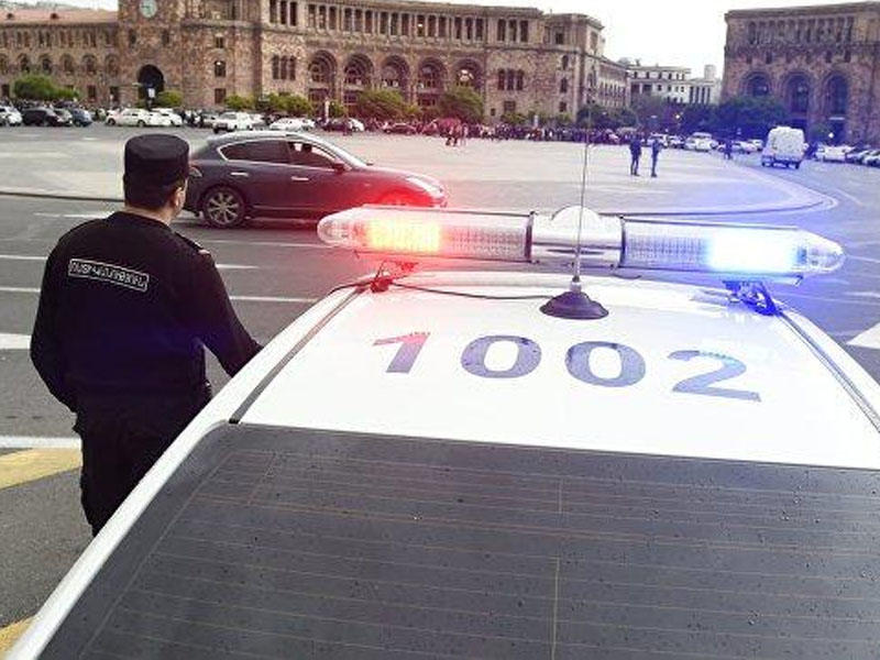 Yerevanda polis hökumət binasını əhatəyə alıb