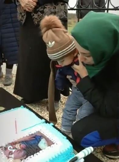 ÜRƏK PARÇALAYAN mənzərə: OĞLUNUN bir yaşını, ŞƏHİD olan ərinin MƏZARI başında QEYD ETDİ - VİDEO