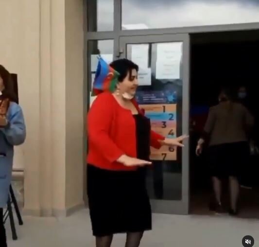 Töhmət alan məktəb direktorunun YENİ GÖRÜNTÜLƏRİ ortaya çıxdı- VİDEO