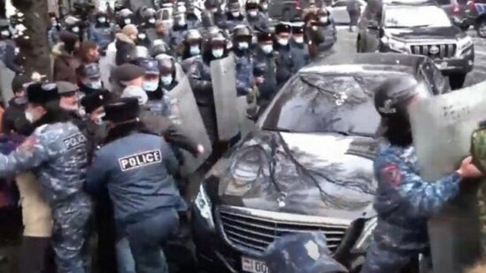 Paşinyanın korteci vətəndaşların üzərinə şığıdı - VİDEO