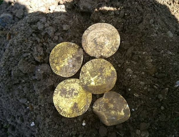 Quşları seyr etməyə çıxan kişi xəzinə aşkar etdi